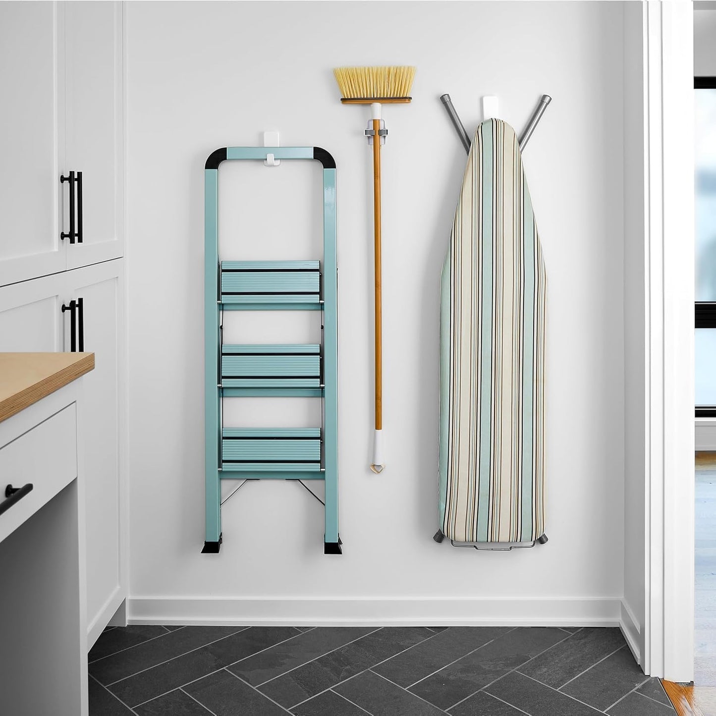 3M Command Adhesive Jumbo Hook With Command Strips 17004