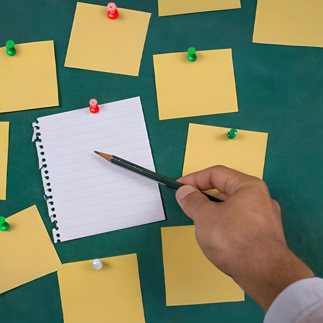 Pack of 600 Assorted Coloured Push Pins in Tub