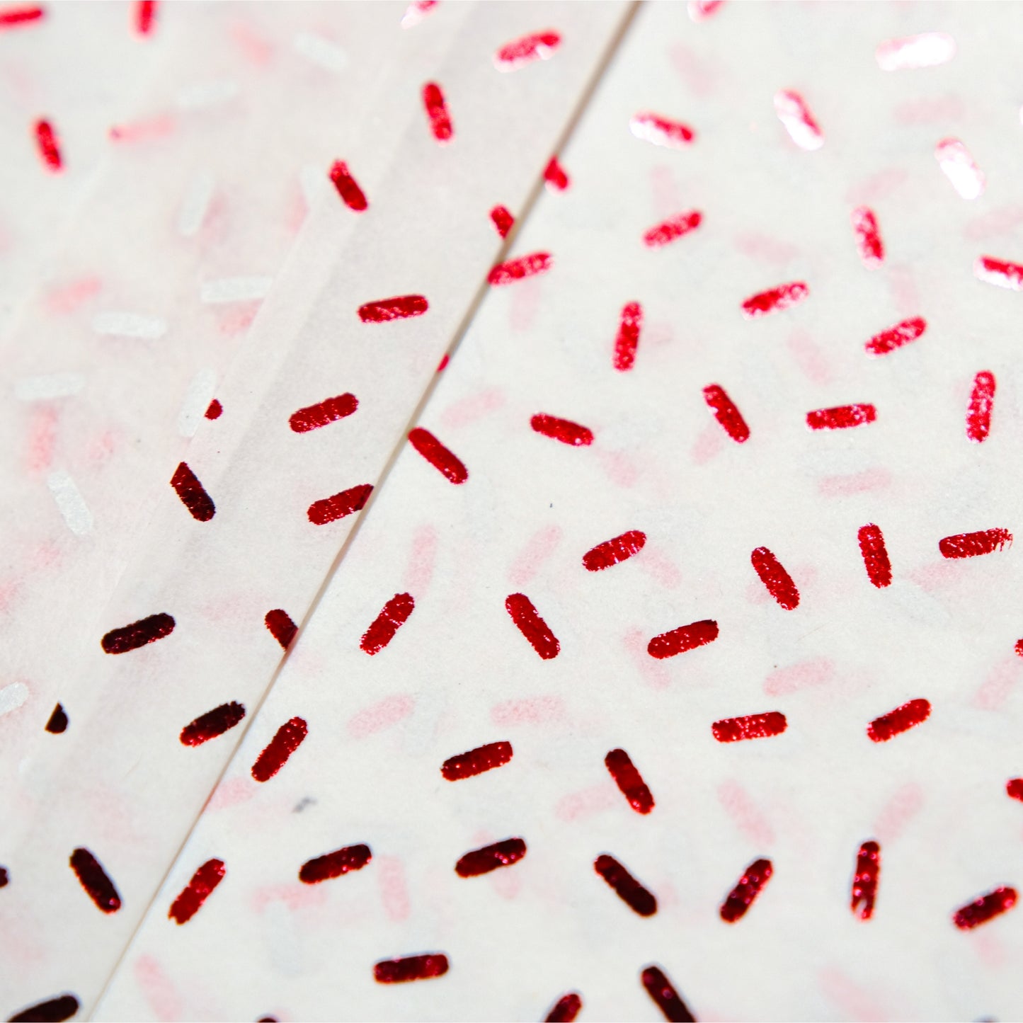 20 x Pack of 10 Confetti Sprinkles Luxury Red Metallic Plastic-Free 18gsm Tissue Paper Sheets 50x70cm - Patterned Tissue Paper for Xmas, New Year, Party, Wedding, Birthday Packing Present Gift Box DIY Art Crafts